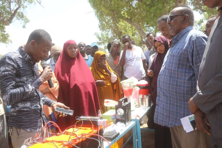 Dhalinyaro Baratay Xirfada Solarka oo Magaalada Kismaayo ku soo bandhigay waxyaabihii ay barteen