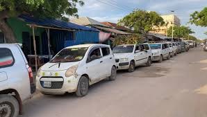 Maamulka Degmada Kismaayo oo digniin udiray dadka wata Gawaarida taarga la’anta iyo kuwa bensalka