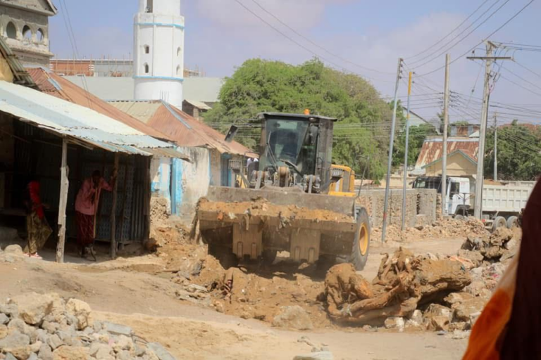 Maamulka degmada Kismaayo oo dib u furayo Wadooyin xirnaa
