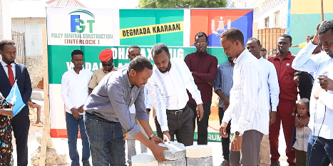 Guddoomiyaha Degmada Kaaraan oo Dhagax Dhigay Waddo Interlock Ahh