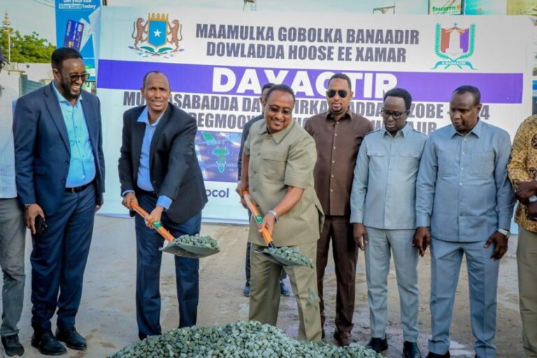 Guddoomiyaha Gobolka Banaadir oo Dhagax Dhigay Dib U Dhiska Waddada Zoobe