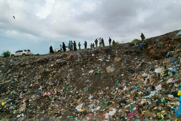 Wasiirka Deegaanka Jubbaland oo Kormeeray Qaar kamid ah Goobaha lagu Shubo Qashinka ee magaalada Kismaayo