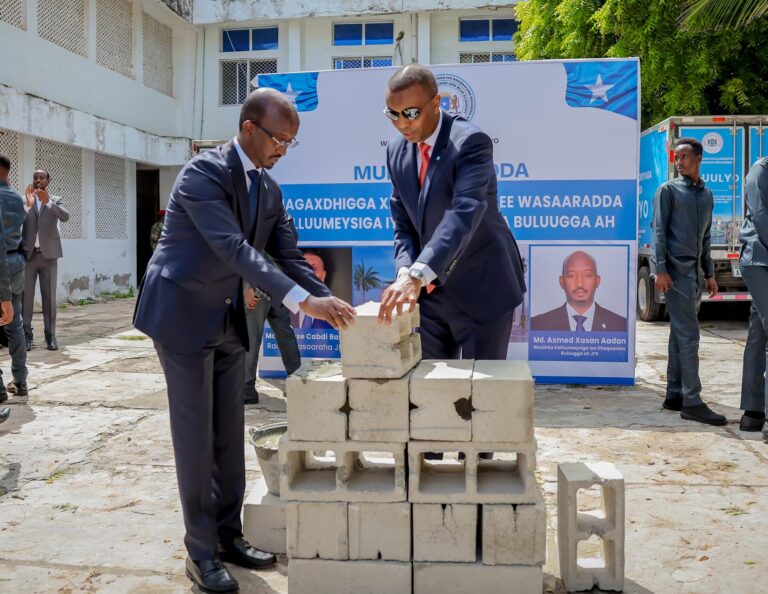 Ra’iisul Wasaaraha Soomaaliya oo dhagax dhigay  Xarunta Wasaaradda Kalluumaysiga Soomaaliya