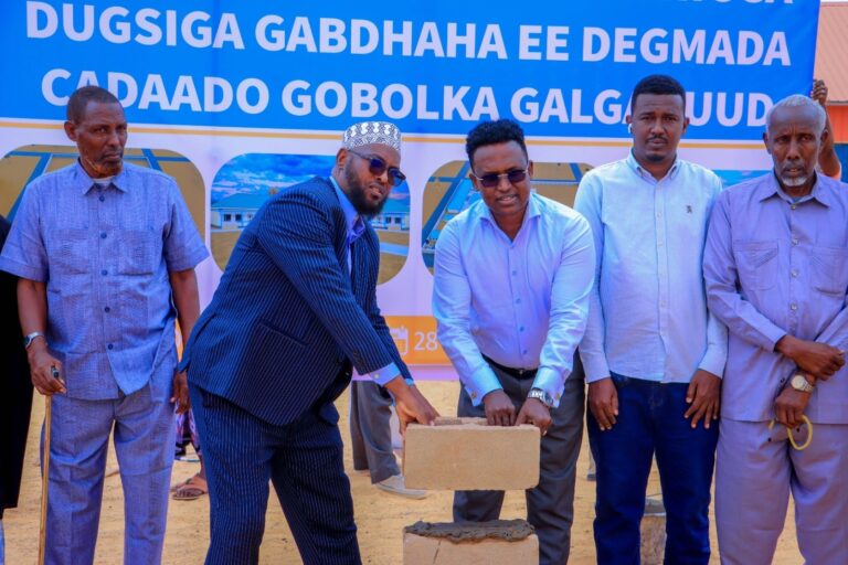Degmada Cadaado oo laga dhagax dhigay Iskuul loogu talagalay Gabdhaha