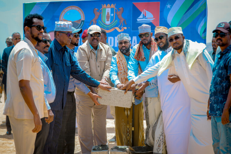 Madaxweynaha Puntland oo dhagax dhigay wadada isku xiri doonta Boosaaso ila Dhaadaar