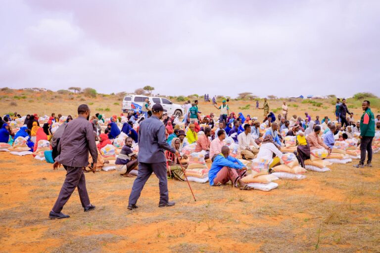 Qoysas danyar ah oo deeq raashin loogu qeybiyay Tuulada Mubaarak