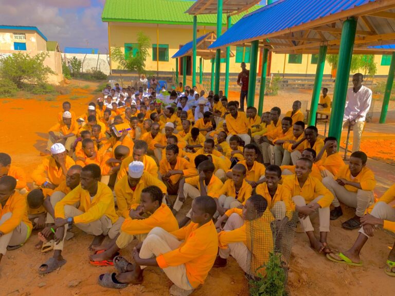 Ardayda Wax kabarta Iskuulada Kismaayo oo ka warbixiyay muhiimada  Isticmaalka Afka Hooyo